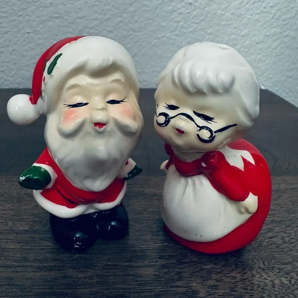 Vintage Kissing Santa Claus & Mrs. Claus Salt & Pepper Shakers Set